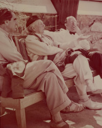 Richard Neutra, Frank Lloyd Wright und Erich Mendelsohn (mal wieder rauchend) bei Wright zu Besuch
