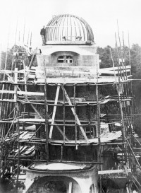 Einsteinturm im Bau mit Gerüst