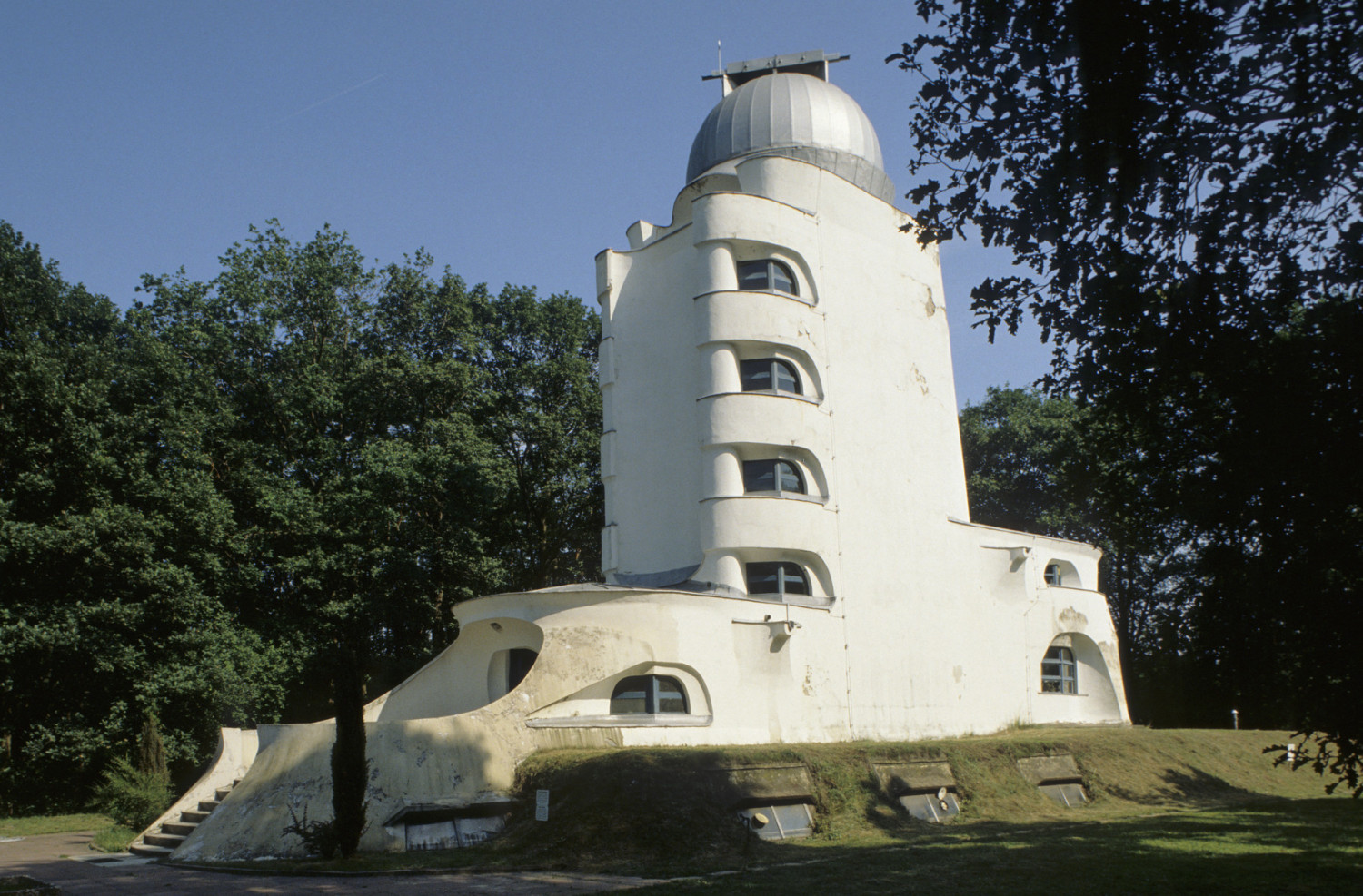 Einsteinturm mit silberner Kuppel