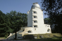 Einsteinturm mit silberner Kuppel