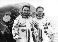 Kosmonauten Bykowski und Jähn vor der Landekapsel