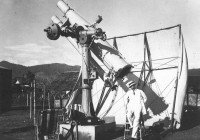 Erwin Finlay Freundlich vor einem Astrographen bei seiner Sonnenfinsternis-Expedition nach Sumatra 1929