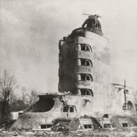 Beschädigter Einsteinturm 1944/45 nachdem eine Luftmine in unmittelbarer Nähe explodierte