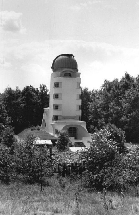 Einsteinturm mit Büschen davor, weiß gestrichen