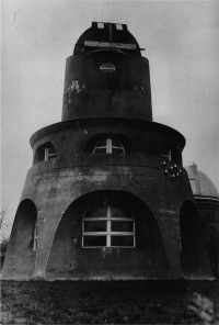 Einsteinturm mit Tarnanstrich (wahrscheinlich) während des 2. Weltkriegs