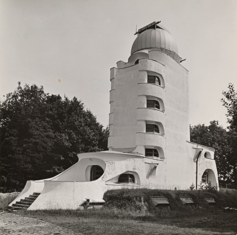 Einsteinturm nach vielen Reparaturen