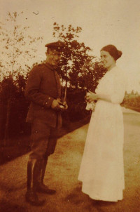 Bild mit Luise und Erich Mendelsohn 1917, Erich in Uniform und Luise mit weißem Kleid