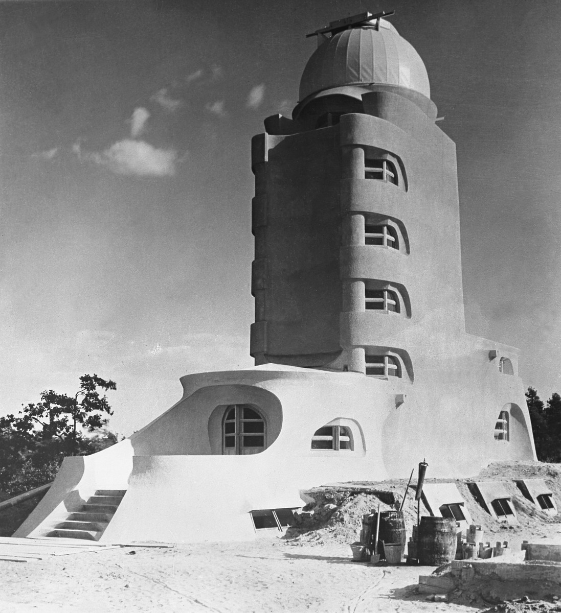 Einsteinturm bei Fertigstellung 1921/22 mit Baugerät noch vor der Tür